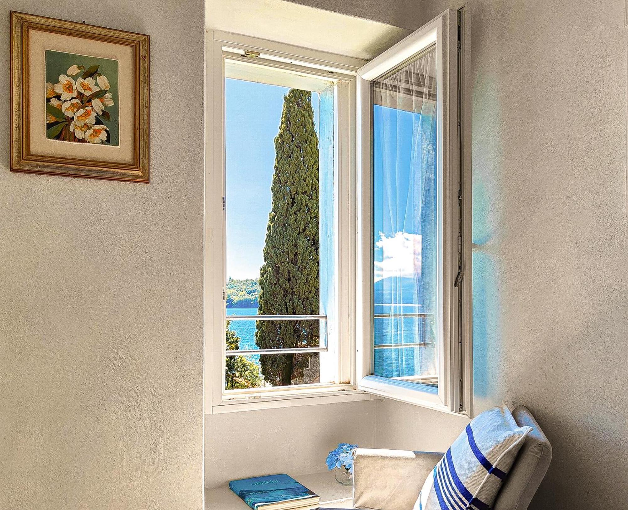 Luxury Lakeside Apartment Right On The Water Salò Exteriér fotografie
