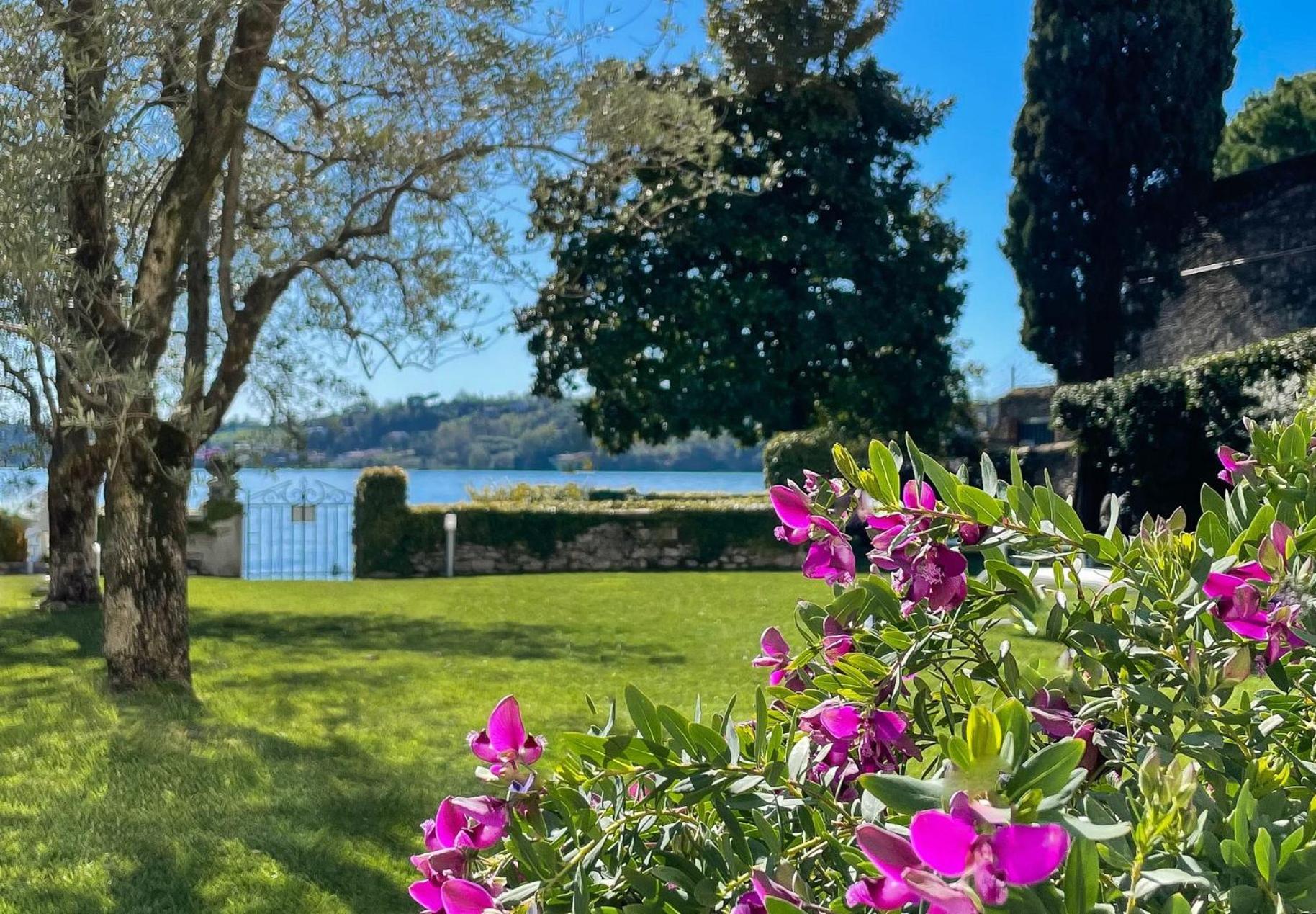 Luxury Lakeside Apartment Right On The Water Salò Exteriér fotografie