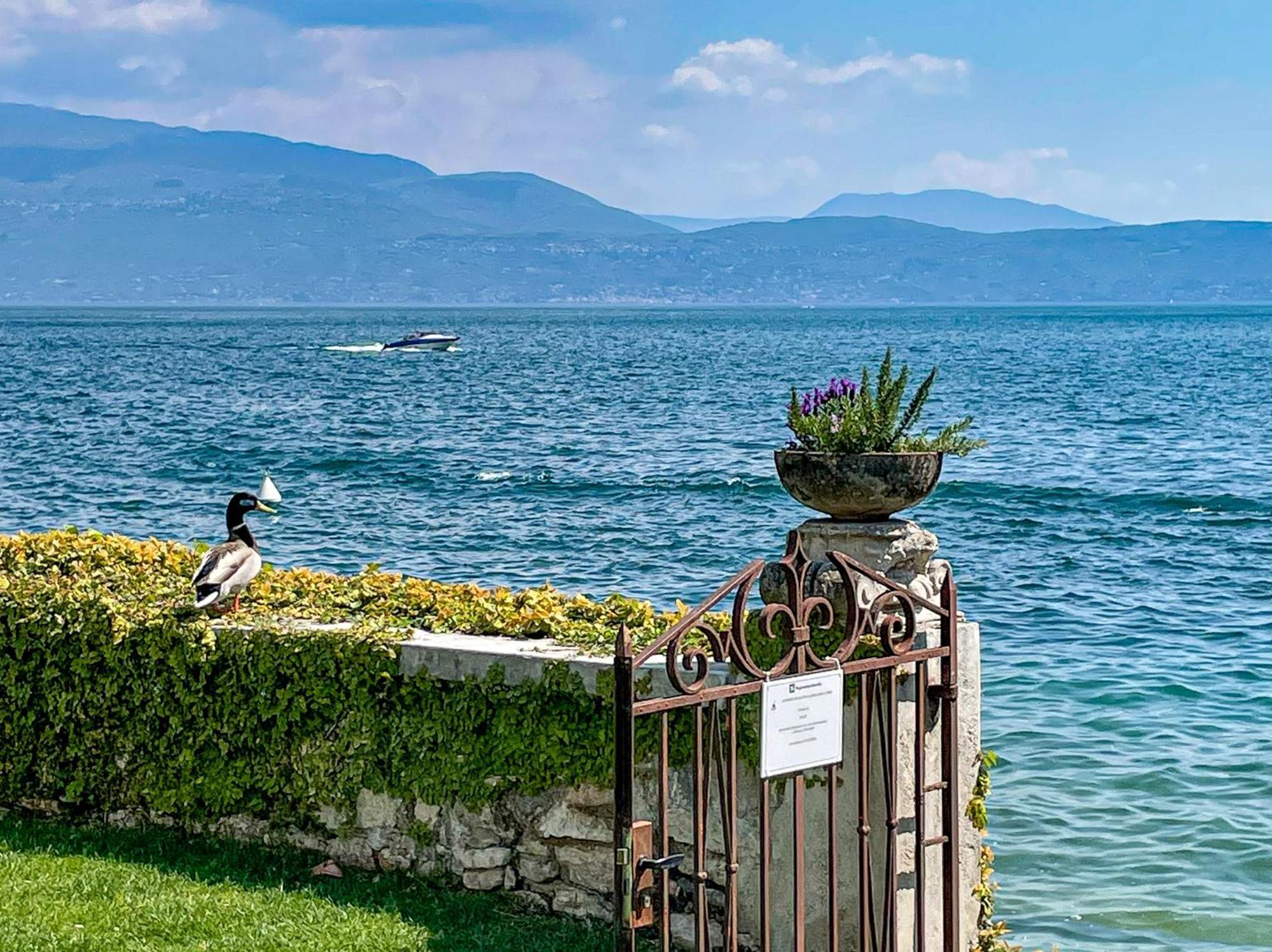 Luxury Lakeside Apartment Right On The Water Salò Exteriér fotografie