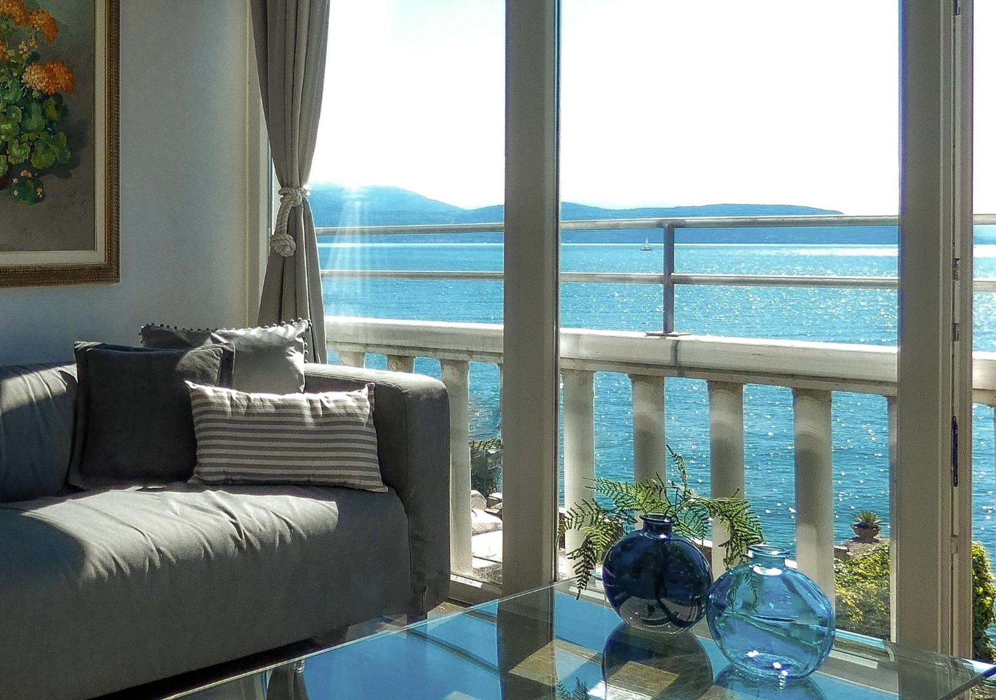 Luxury Lakeside Apartment Right On The Water Salò Exteriér fotografie